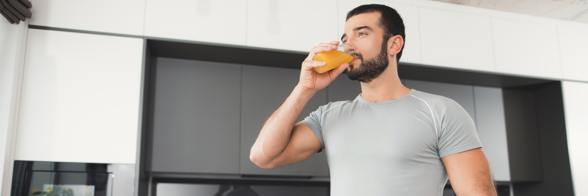 Homme buvant un jus avant de s'entraîner.