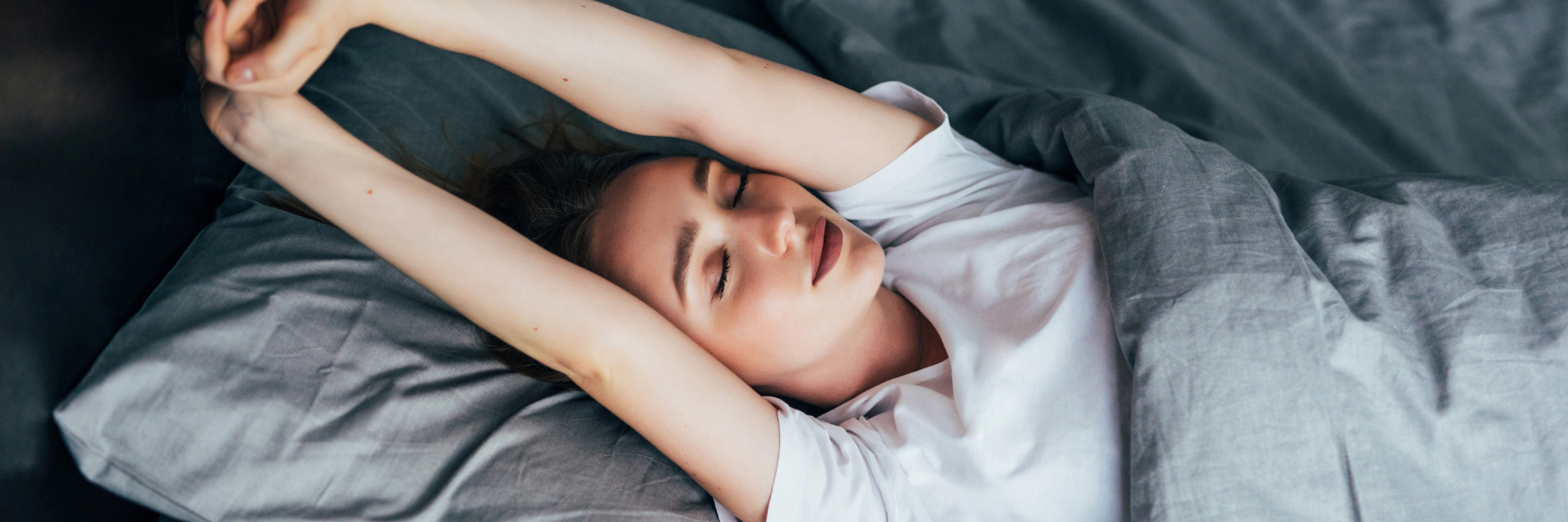Mujer descansando en cama después de entrenar
